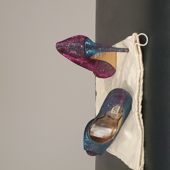 Size 8 Badgley Mishka shoes - Picture 3 of 3